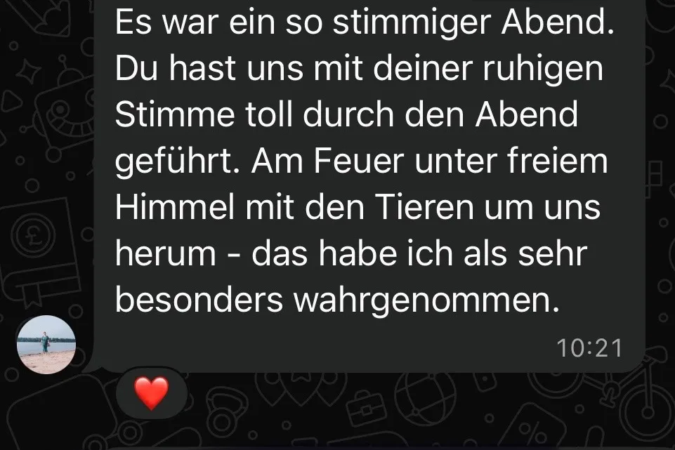 Eine Chatblase mit dem Text "Es war ein so stimmiger Abend. Du hast uns mit deiner ruhigen Stimme toll durch den Abend geführt. Am Feuer unter freiem Himmel mit den Tieren um uns herum - das habe ich als sehr besonders wahrgenommen." und der Uhrzeit 10:21.