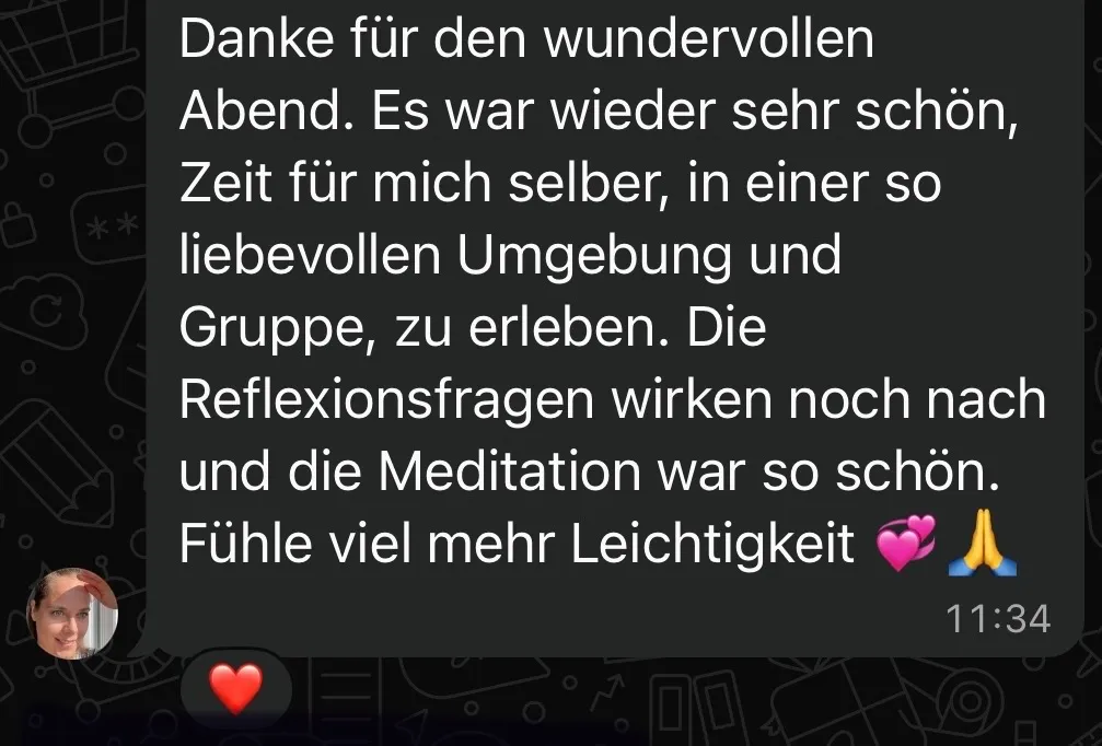 Dankesnachricht für einen schönen Abend mit Reflexionsfragen und Meditation, was zu einem Gefühl von Leichtigkeit führt, mit Herzen und Gebets-Emojis.